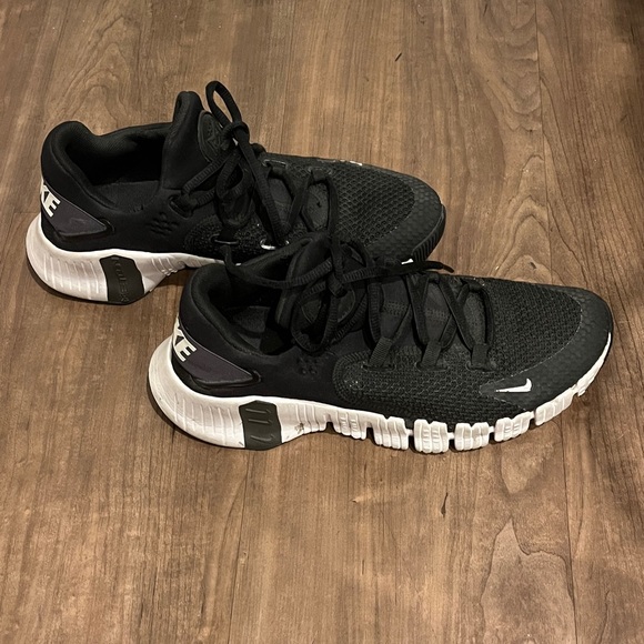 Nike Black Athletic Running Shoes with White Accents - Picture 3 of 4